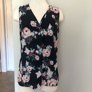 Navy/Beautiful floral v neck top in EXC Cond!